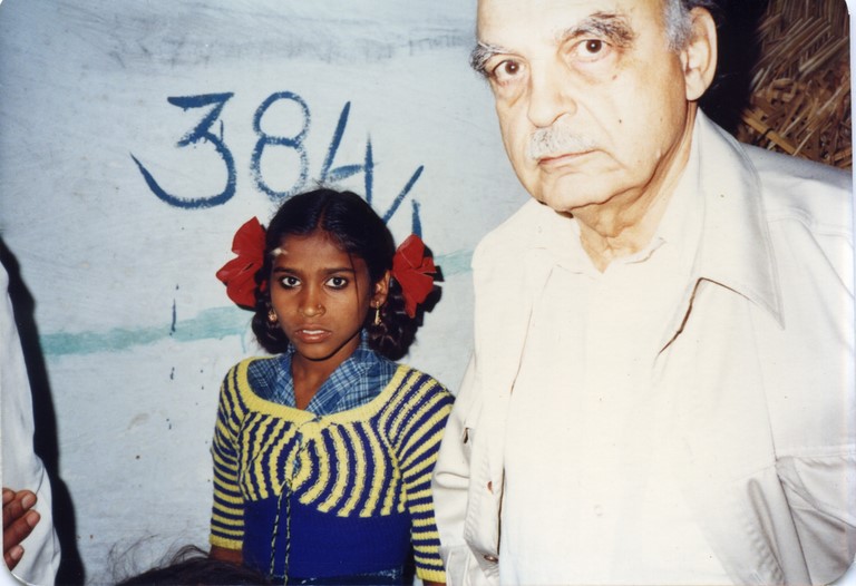 Bhopal 1985 Alfred de Grazia and little girl who escaped chemical disaster