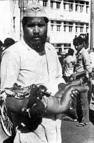 Bhopal 1984 Man with dead child