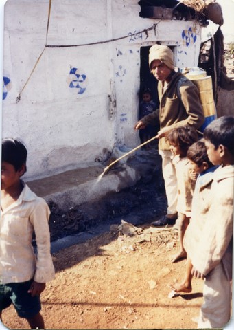 Bhopal 1985 slums across from Union Carbide plant