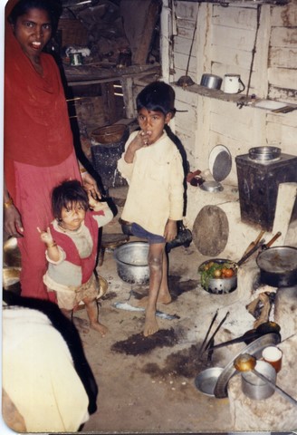 Bhopal 1985 slums dewelling across from Unon Carbide plant