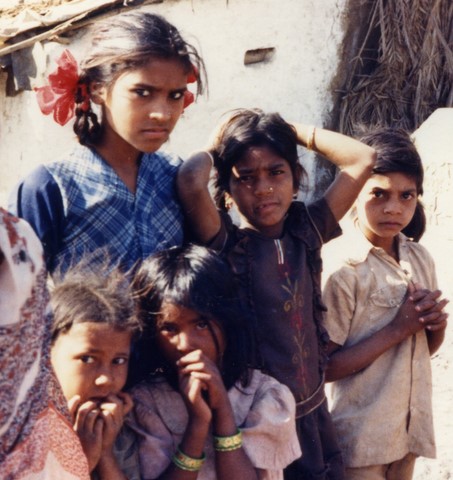 Bhopal 1985 slums across Union Carbide plant